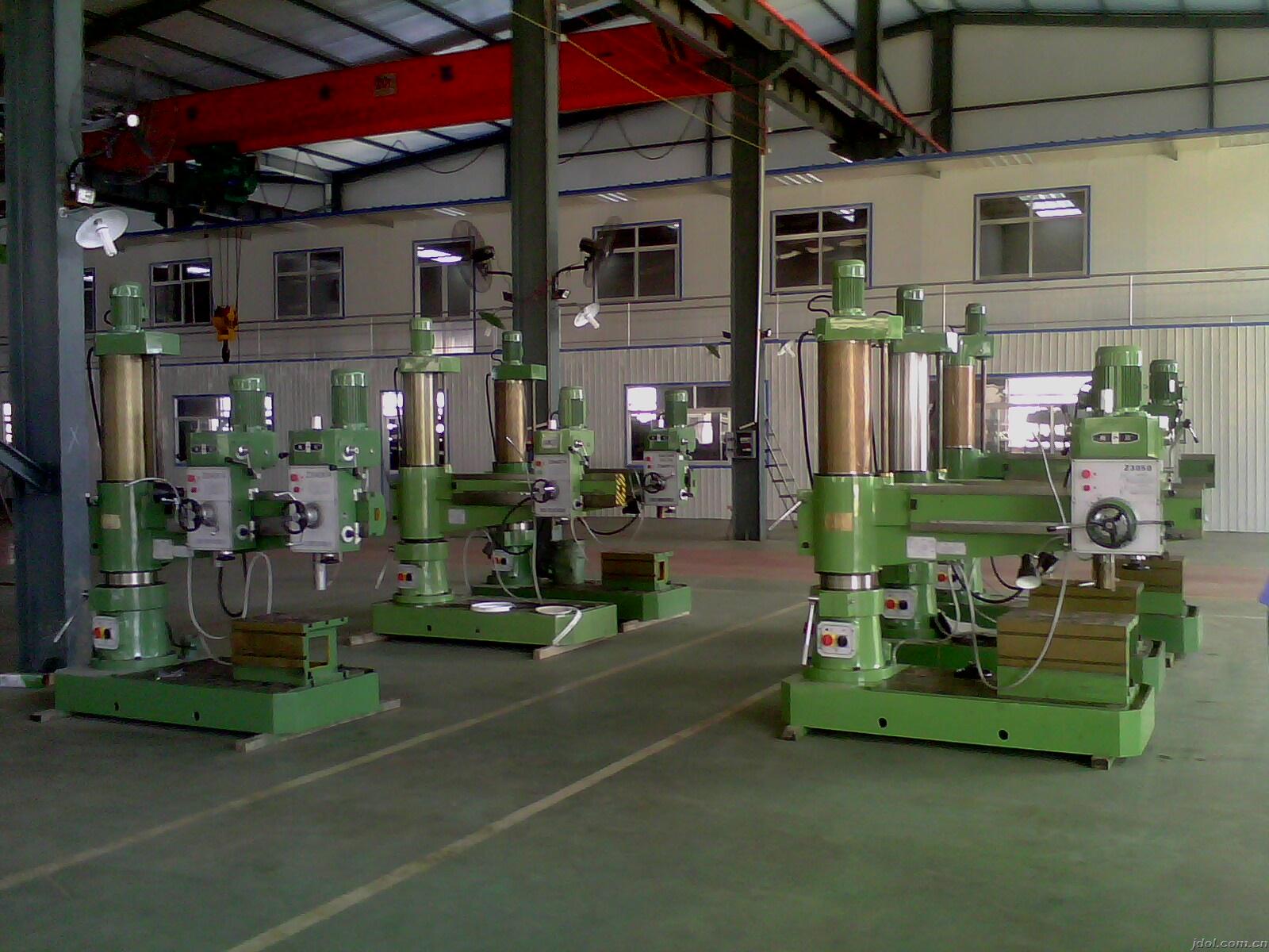 搖臂鑽床現場圖