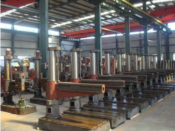 搖臂鑽床車間圖(tú) 搖(yáo)臂鑽床車間圖