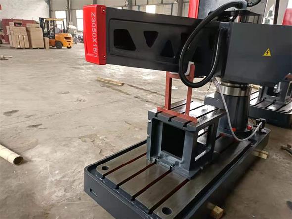 搖（yáo）臂鑽床